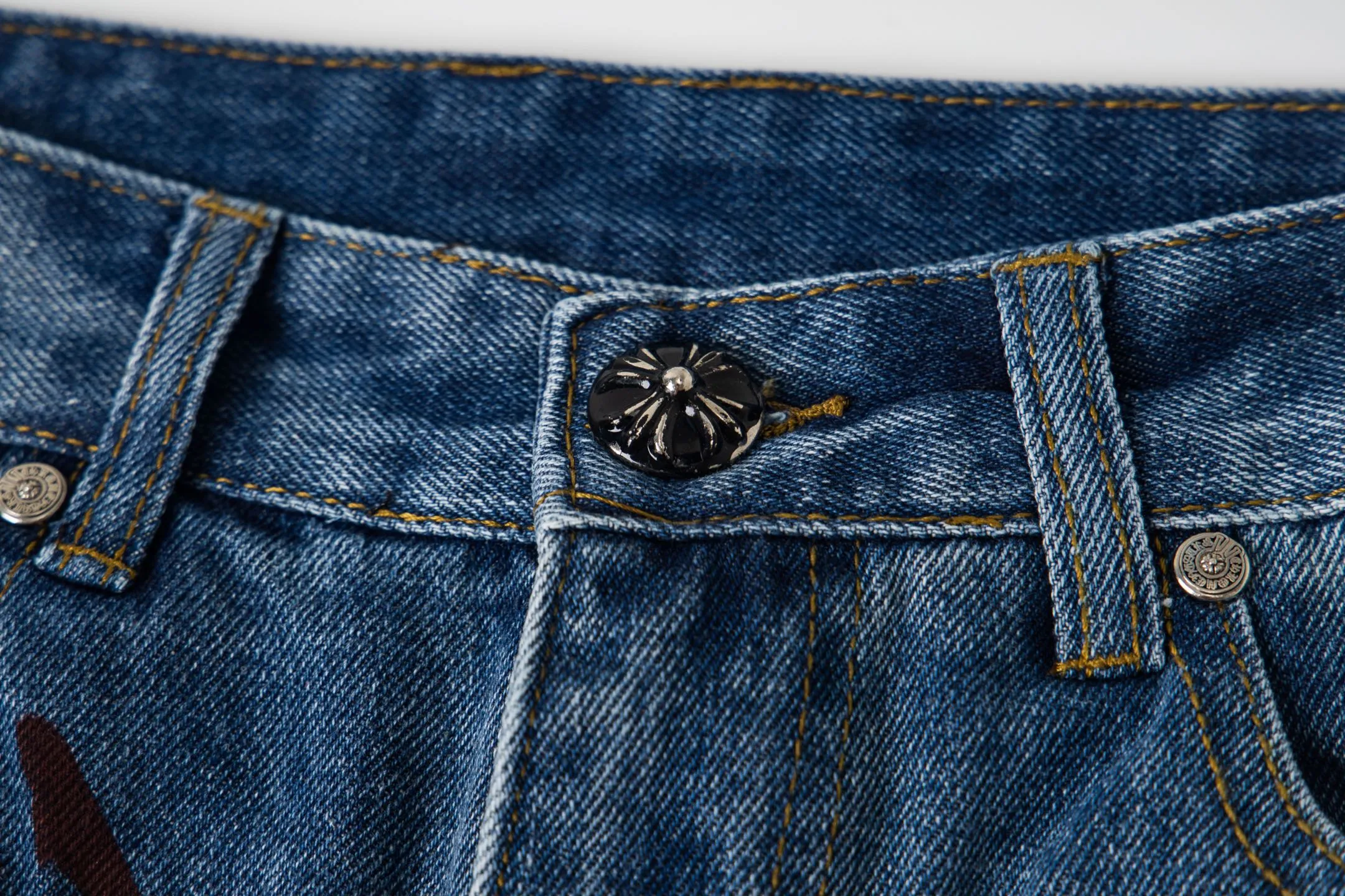 P240 Chrome hearts printed stitched black leather classic washed jeans. Really restores the ultimate vintage texture. Three-dimensional version. Loose and comfortable, not picky on the figure. Looks taller and slimmer. Factory precision. Original factory quality control. Same style for men and women. Can be matched. Versatile recommendation. Must-have jeans for all seasons. Fashionistas have been disappointed. From the quality selection of fabrics, the tailoring of details, and the matching of patterns, they are all impeccable! The upper body is so handsome when worn...it can be easily worn by men, women and children! The craftsmanship is made of heavy-duty washed pure cotton denim fabric. After washing, it is soft and thick. It is very stylish when worn on the body. Style number: 1760# Color: blue Size: 28 30 32 34 36